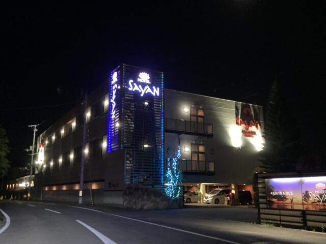 HOTEL SAYAN（サヤン）(松山市/ラブホテル)の写真『夜の外観』by まさおJリーグカレーよ