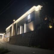 HOTEL URUU（潤）(倉敷市/ラブホテル)の写真『夜の外観』by まさおJリーグカレーよ