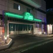 ホテルタイムゾーン(倉敷市/ラブホテル)の写真『夜の外観』by まさおJリーグカレーよ