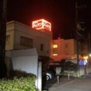 ホテル アイアン(倉敷市/ラブホテル)の写真『夜の外観』by まさおJリーグカレーよ
