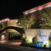 ホテルサンパレス(倉敷市/ラブホテル)の写真『夜の外観』by まさおJリーグカレーよ