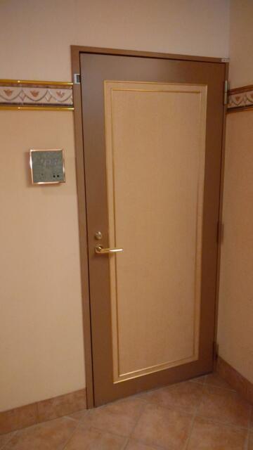 マルベリー(葉山町/ラブホテル)の写真『203号室、部屋の入口です。(23,4)』by キジ