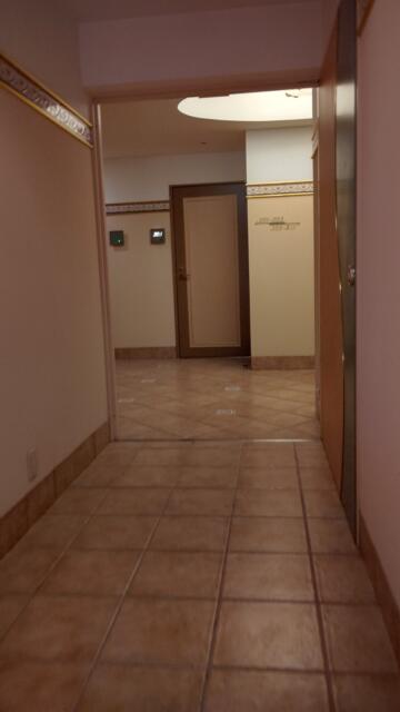 マルベリー(葉山町/ラブホテル)の写真『203号室、2階の廊下②です。(23,4)』by キジ