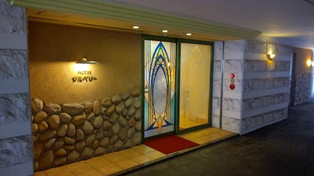 マルベリー(葉山町/ラブホテル)の写真『ﾎﾃﾙの入口、高級感があります。(23,4)』by キジ