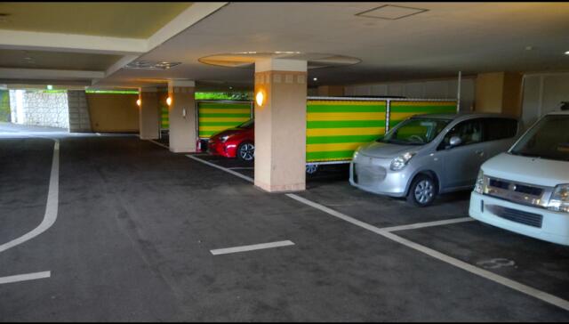マルベリー(葉山町/ラブホテル)の写真『建物下の駐車場です。(23,4)』by キジ