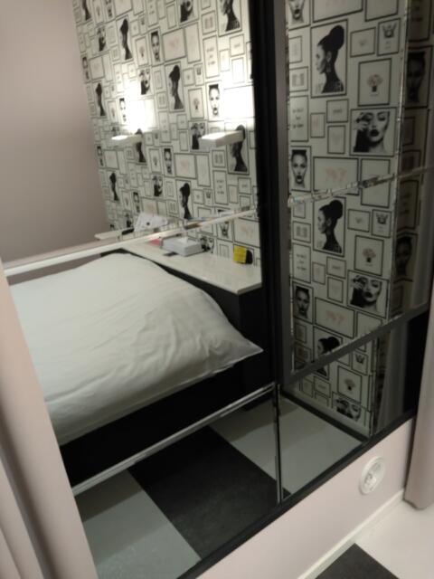 ホテルマーブル(品川区/ラブホテル)の写真『203号室　ベッド横のカーテンを開けると大きな鏡。これでプレイヤー丸見えです』by 市