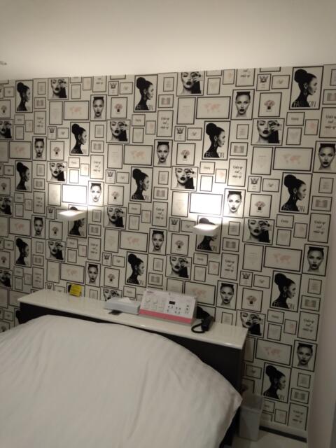 ホテルマーブル(品川区/ラブホテル)の写真『203号室　壁紙が沢山の女性の顔で恐怖です』by 市