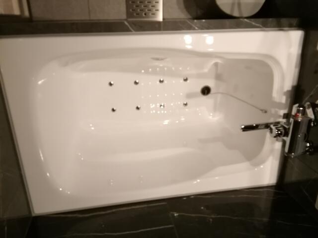 HOTEL KABUKI (ホテル カブキ)(新宿区/ラブホテル)の写真『35号室、浴槽です。(23,5)』by キジ