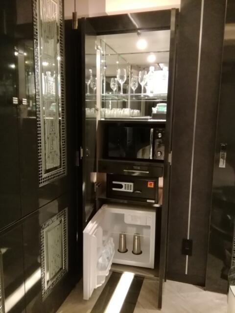 HOTEL KABUKI (ホテル カブキ)(新宿区/ラブホテル)の写真『35号室、冷蔵庫や電子ﾚﾝｼﾞです。(23,5)』by キジ