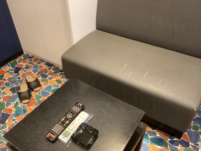 HOTEL AMORE（アモーレ）(渋谷区/ラブホテル)の写真『102号室 テーブル、ソファ』by ACB48