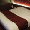 アラウダリゾート国立(国立市/ラブホテル)の写真『507号室のベッドスペース、各部屋は其なりに広さはあるので、この部屋はスタンダードですが広さ十分』by ヒロくん!