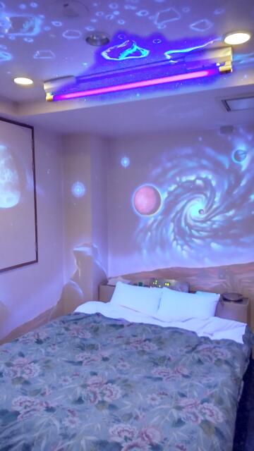 ホテル アーカス(立川市/ラブホテル)の写真『202号室、ブラックライトで宇宙に包まれたお部屋。』by こばじゃ