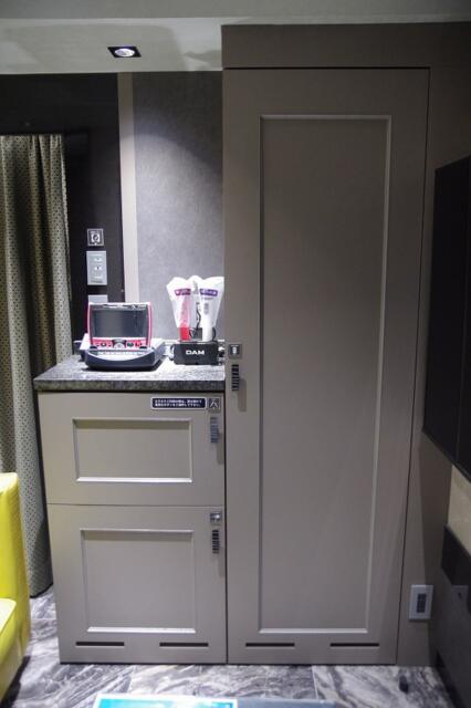 HOTEL PASHA GRAN（パシャグラン）(台東区/ラブホテル)の写真『703号室　備品類収納ラック(閉)』by マーケンワン