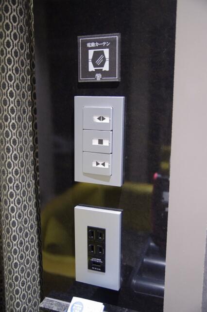 HOTEL PASHA GRAN（パシャグラン）(台東区/ラブホテル)の写真『703号室　電動カーテン操作ボタン』by マーケンワン
