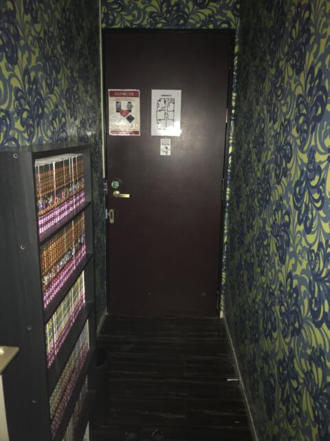 ラピア(新宿区/ラブホテル)の写真『玄関と本棚』by 少佐