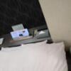 HOTEL Diana (ダイアナ)(台東区/ラブホテル)の写真『232号室 ベッド頭上に電話、照明や換気扇などのスイッチパネル、コンドーム、ティッシュ。ベッド脇にゴミ箱』by なめろう