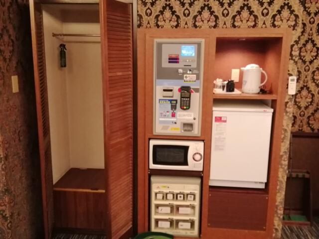 隠家(ajito) HOTEL555御殿場2(御殿場市/ラブホテル)の写真『28号室、電子ﾚﾝｼﾞなどの装備品です。(23,5)』by キジ