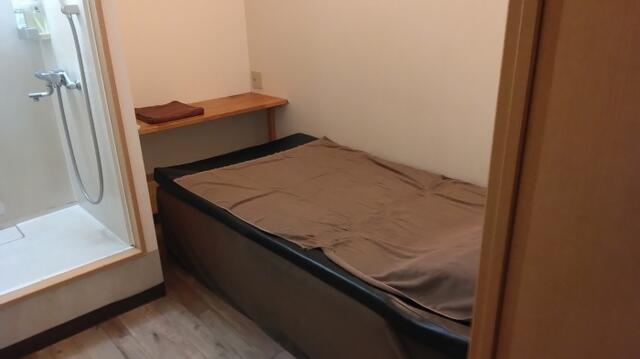 レンタルルーム ROOMS(新宿区/ラブホテル)の写真『3号室 全景 ベッドとシャワールームでほぼ全て』by _Yama