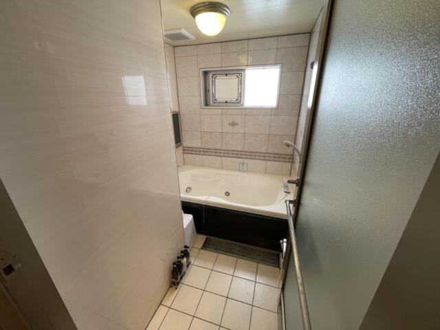 Secret Veny (シークレットベニー)(墨田区/ラブホテル)の写真『310号室バスルーム。浴槽は悪くないが、洗い場は狭い』by tatsunofull