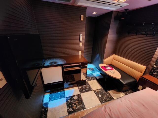 HOTEL 絆（きずな）(台東区/ラブホテル)の写真『305号室、ソファ等』by イシバシ