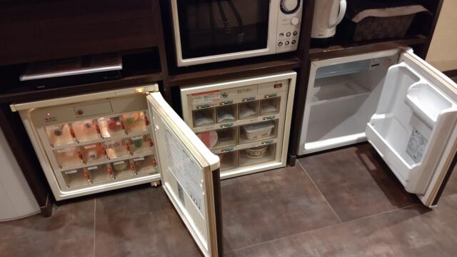 ホテルViVi(相模原市/ラブホテル)の写真『301号室、冷蔵庫、自動販売機など』by Sparkle
