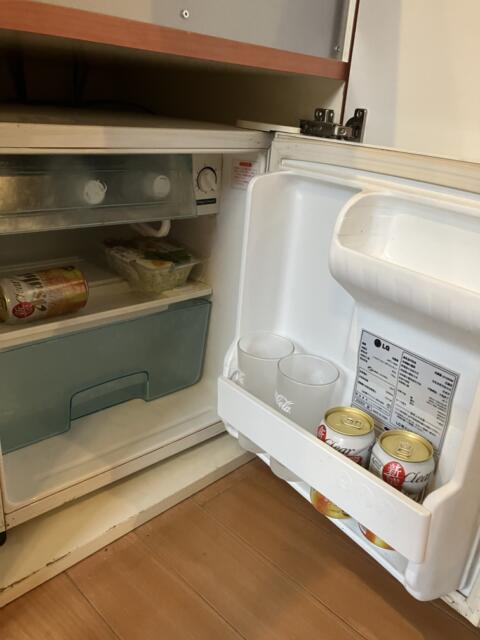 HOTEL フェアリー岩槻(さいたま市岩槻区/ラブホテル)の写真『403 持込み用冷蔵庫にグラスが冷やされています。ビールは持込み』by festa9