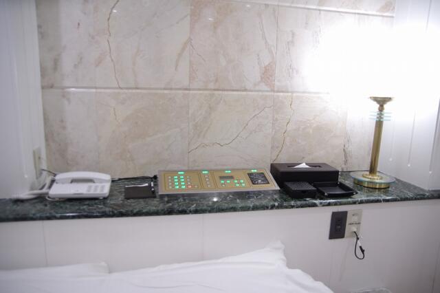 ホテル リンデン 湯島(文京区/ラブホテル)の写真『608号室　枕元の設備』by マーケンワン