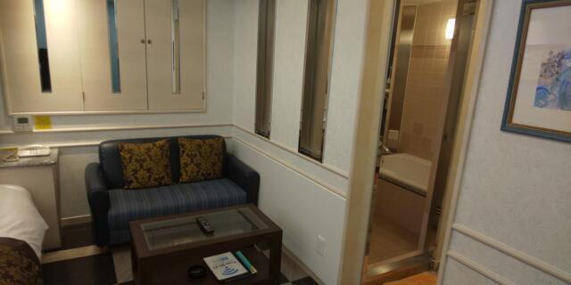 ホテル ウエスト(品川区/ラブホテル)の写真『ウエスト301号室のソファー2人でゆったりとくっついて腰掛けられます。』by ヒロくん!