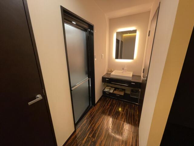 HOTEL DUO（デュオ）(墨田区/ラブホテル)の写真『206号室バスルームタイプ洗面　左は浴室　右はトイレ』by tatsunofull