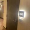 Hotel BaliBali(ホテルバリバリ)伊勢佐木(横浜市中区/ラブホテル)の写真『402号室(ドア)』by こねほ