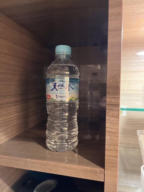 HOTEL AMAN(アマン)(浜松市/ラブホテル)の写真『216号室　サービスの水』by ま〜も〜る〜