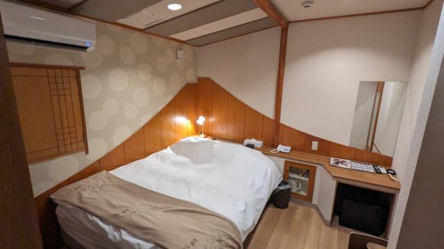 HOTEL 風々(ふふ)(新宿区/ラブホテル)の写真『206号室 ベッド周辺』by クワッグ