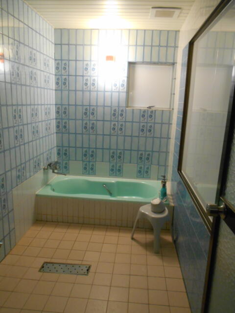 HOTEL M.（エムドット）(嬉野市/ラブホテル)の写真『103号室の浴室、タイル張りで、お湯は温泉水でヌルヌル感、やや匂いあり』by 猫饅頭