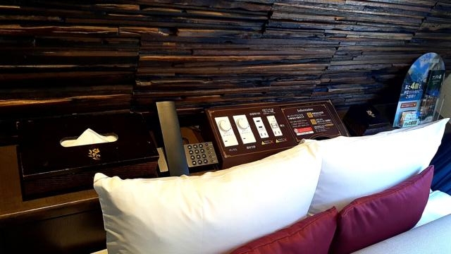 Petit Bali(プティバリ) 東新宿(新宿区/ラブホテル)の写真『551号室、ベッド脇パネル。スマホ用充電ケーブルあり』by 春風拳