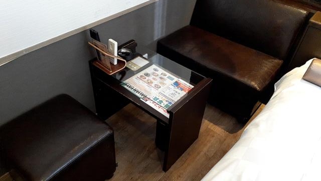 Petit Bali(プティバリ) 東新宿(新宿区/ラブホテル)の写真『551号室、テーブルと椅子。大きくはない』by 春風拳