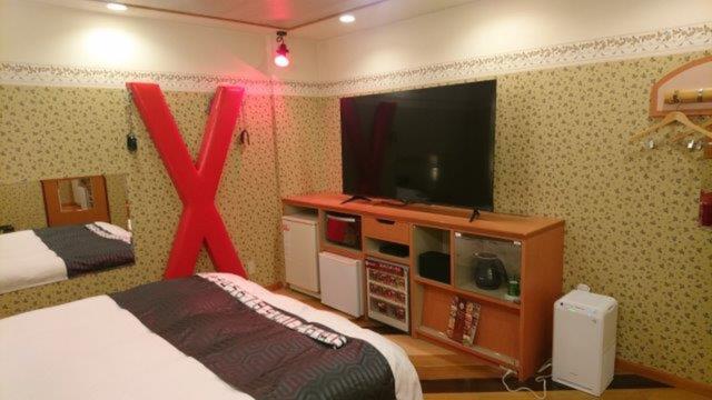 HOTEL Kartine X(カルティニX)(広島市南区/ラブホテル)の写真『202号室（入口横から部屋奥方向）』by 格付屋
