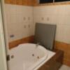 HOTEL Kartine X(カルティニX)(広島市南区/ラブホテル)の写真『202号室（浴室入口から）』by 格付屋