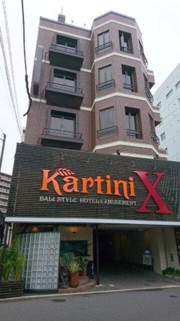 HOTEL Kartine X(カルティニX)(広島市南区/ラブホテル)の写真『昼の外観１』by 格付屋