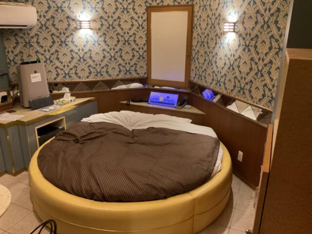 HOTEL runa3(ルーナ3)(船橋市/ラブホテル)の写真『ルナ3 の203号室です。ベッドの布団がへたれているのは不惑が飛び乗ったからですw』by 不惑より性欲
