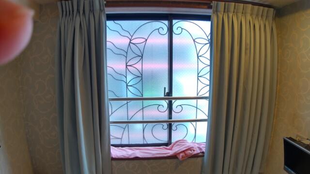 ホテルAIM(アイム)(新宿区/ラブホテル)の写真『301号室、窓です。(23,6)』by キジ
