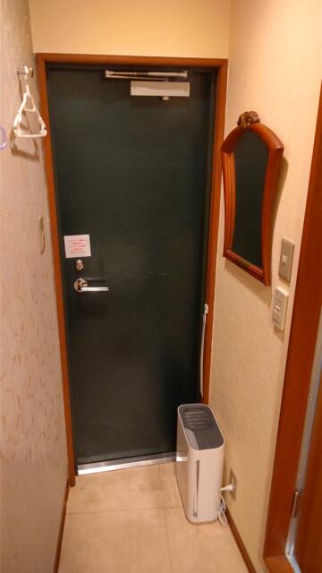 ホテルAIM(アイム)(新宿区/ラブホテル)の写真『301号室、玄関、空気清浄機です。(23,6)』by キジ