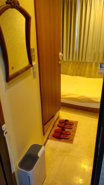 ホテルAIM(アイム)(新宿区/ラブホテル)の写真『301号室、玄関から部屋です。(23,6)』by キジ