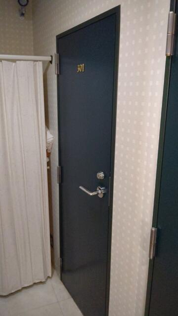 ホテルAIM(アイム)(新宿区/ラブホテル)の写真『301号室、部屋入口です。(23,6)』by キジ