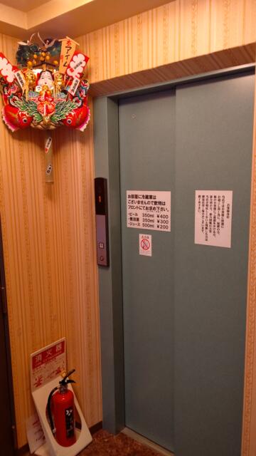 ホテルAIM(アイム)(新宿区/ラブホテル)の写真『エレベーターと飾りです。(23,6)』by キジ