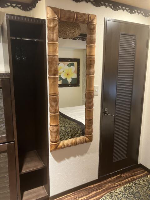 Hotel BALIBALI（バリバリ）(品川区/ラブホテル)の写真『701号室　クローゼット、鏡、バスルームの扉』by hireidenton