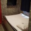 HOTEL i（アイ）(新宿区/ラブホテル)の写真『402号室 ベッドがあってすれ違える程度の通路』by カップＡ推し