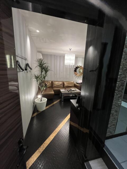 HOTEL LuLu SWEET(浜松市/ラブホテル)の写真『313号室　内扉から部屋方面(右側に風呂、トイレ、洗面)』by ま〜も〜る〜