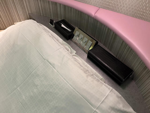 IKASU HOTEL(八王子市/ラブホテル)の写真『407号室　枕元（ボックス内は電マ）』by INA69