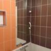 HOTEL Villa Senmei(ヴィラ センメイ）(大田区/ラブホテル)の写真『302号室（浴室奥からシャワー部分。2点固定式ヘッドは壁向き）』by 格付屋