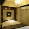 HOTEL Villa Senmei(ヴィラ センメイ）(大田区/ラブホテル)の写真『302号室（入口横から部屋奥方向）』by 格付屋